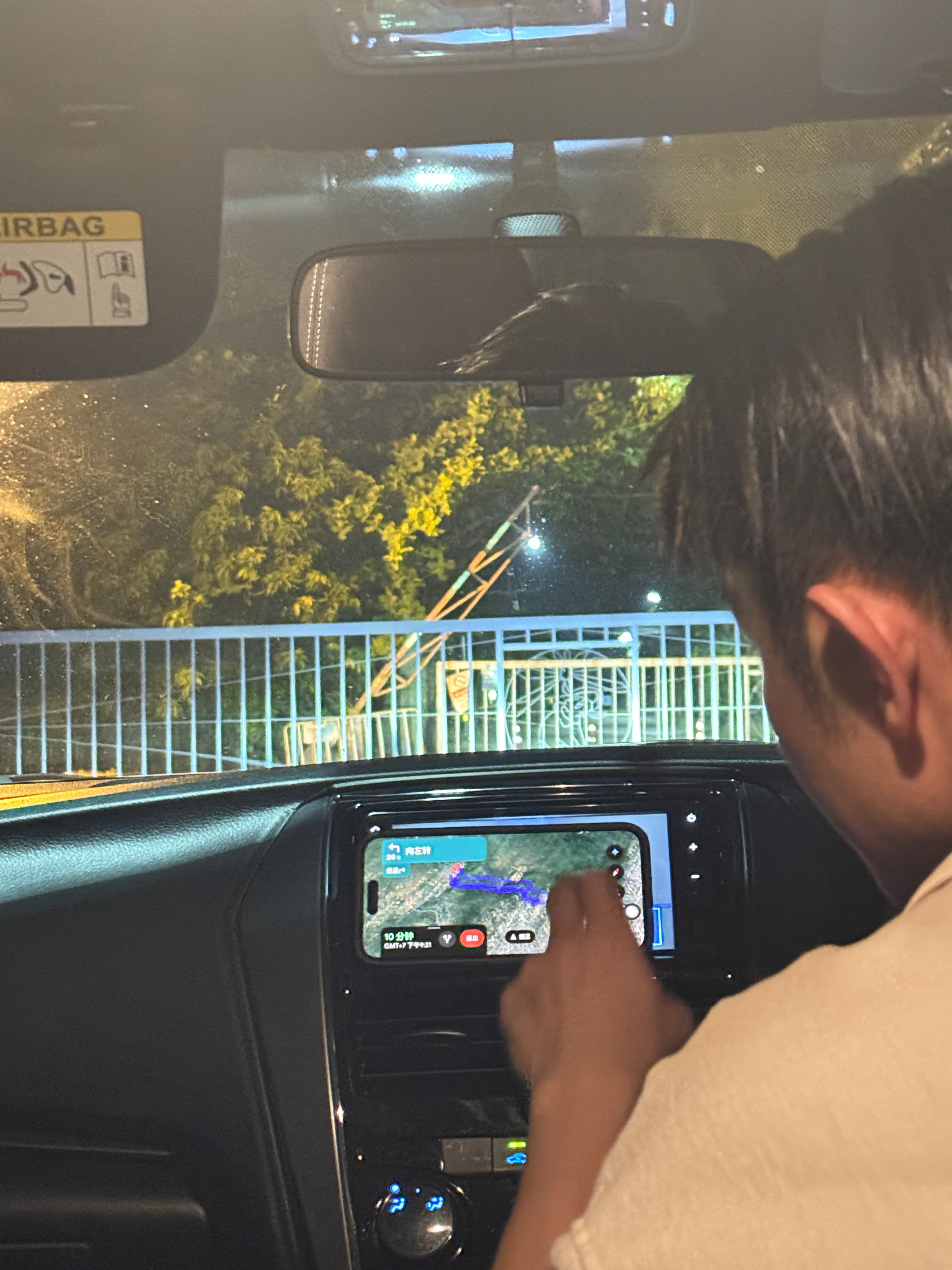 自驾就是会遇到这样的问题比如开了半天发现路被封了旅蛙下车去找人问问能不能把栏杆打