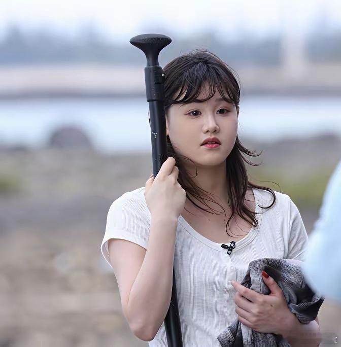 工作人员问张家齐：“你有了解你母亲的投资吗？”张家齐，“反正她投资我是成功了。”