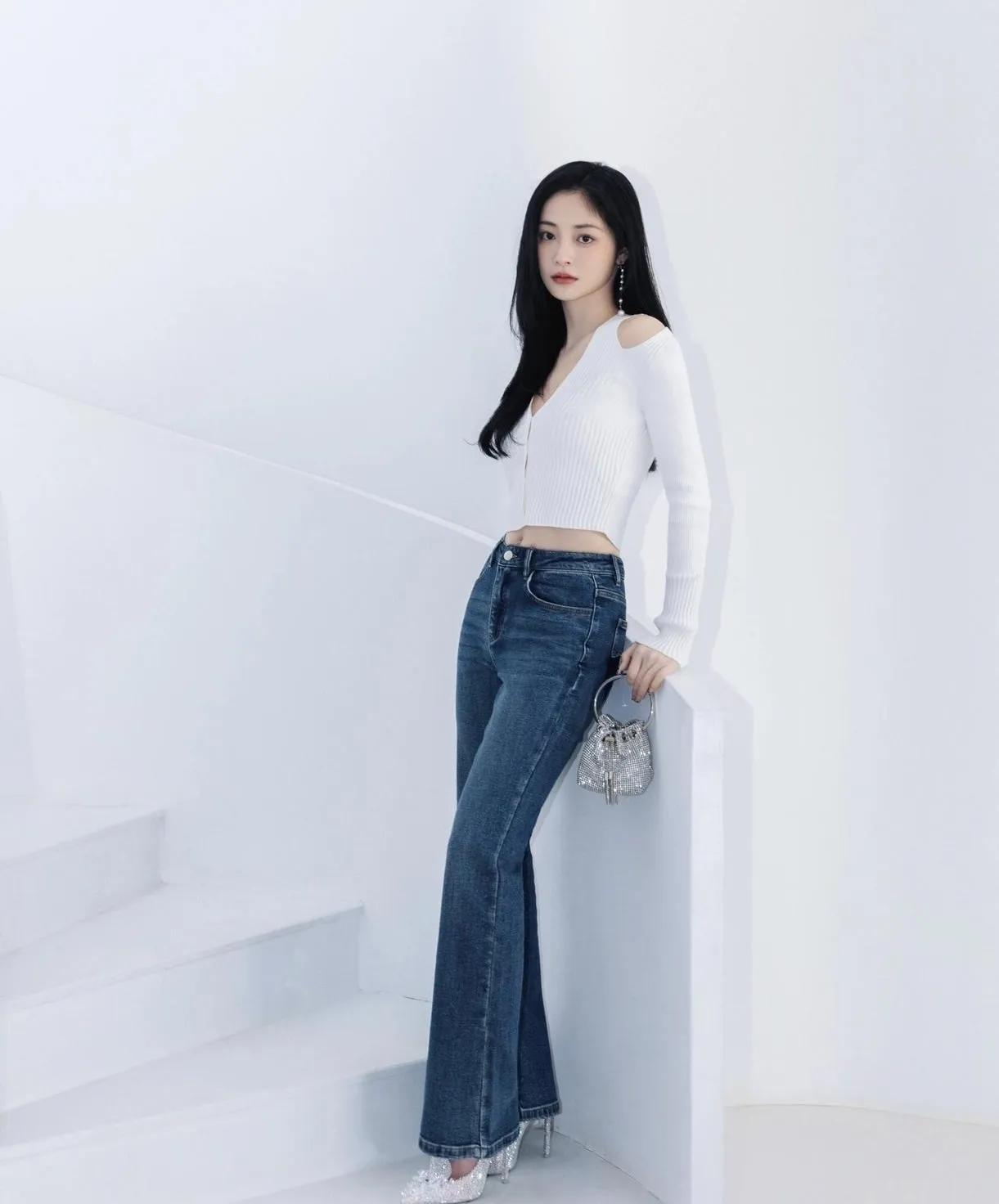 周洁琼这套穿搭直接封神！白针织+牛仔裤+钻跟鞋，把通勤和精致焊死了！露肩V领针