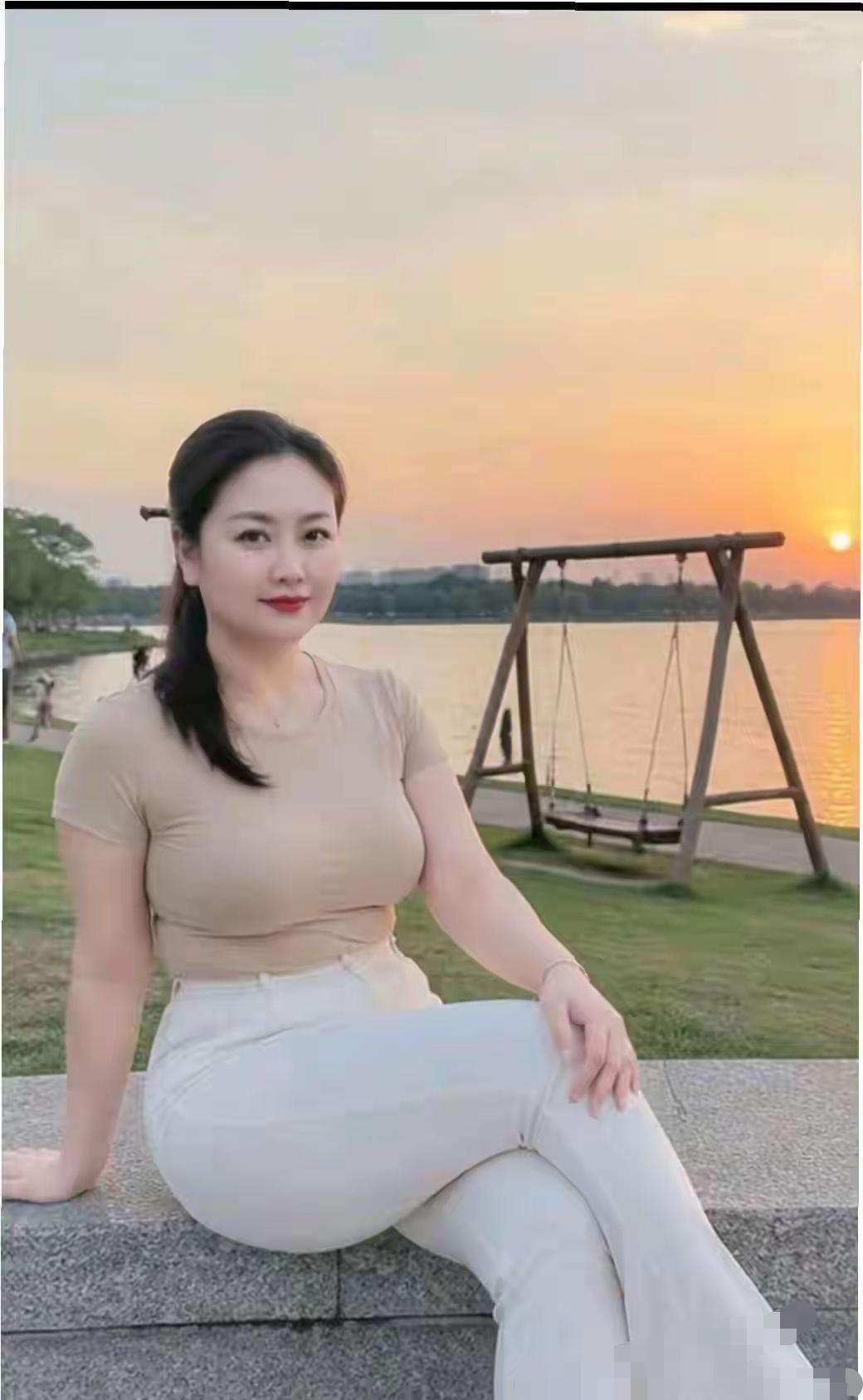 夕阳下的美女