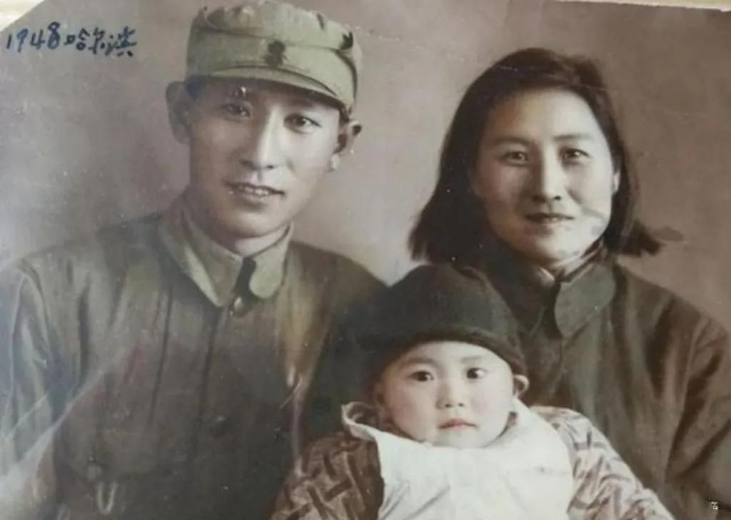 1948年哈尔滨，东北野战军第一纵队第二师参谋长江潮与妻子舒星怀抱幼女留下温馨合