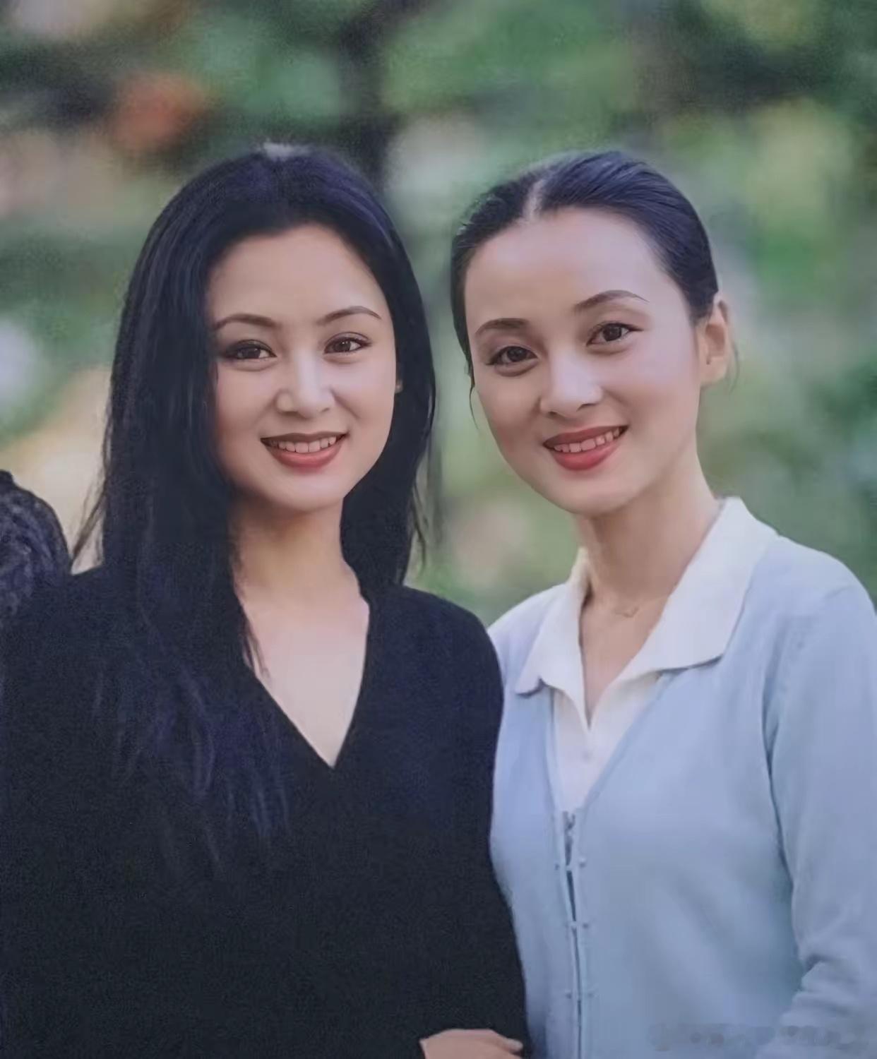 1995年，20岁蒋勤勤与陈红的一张合影，转眼过去31年了。​彼时的两人，陈红饰