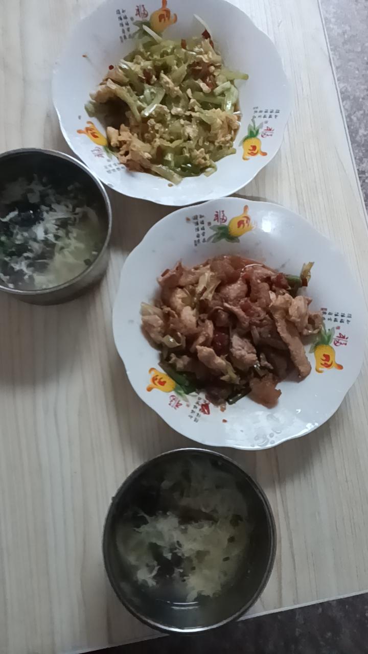 傍晚六点半，楼道里传来钥匙开门的声音，是老公下班回来了。他换鞋的时候，我正把最后