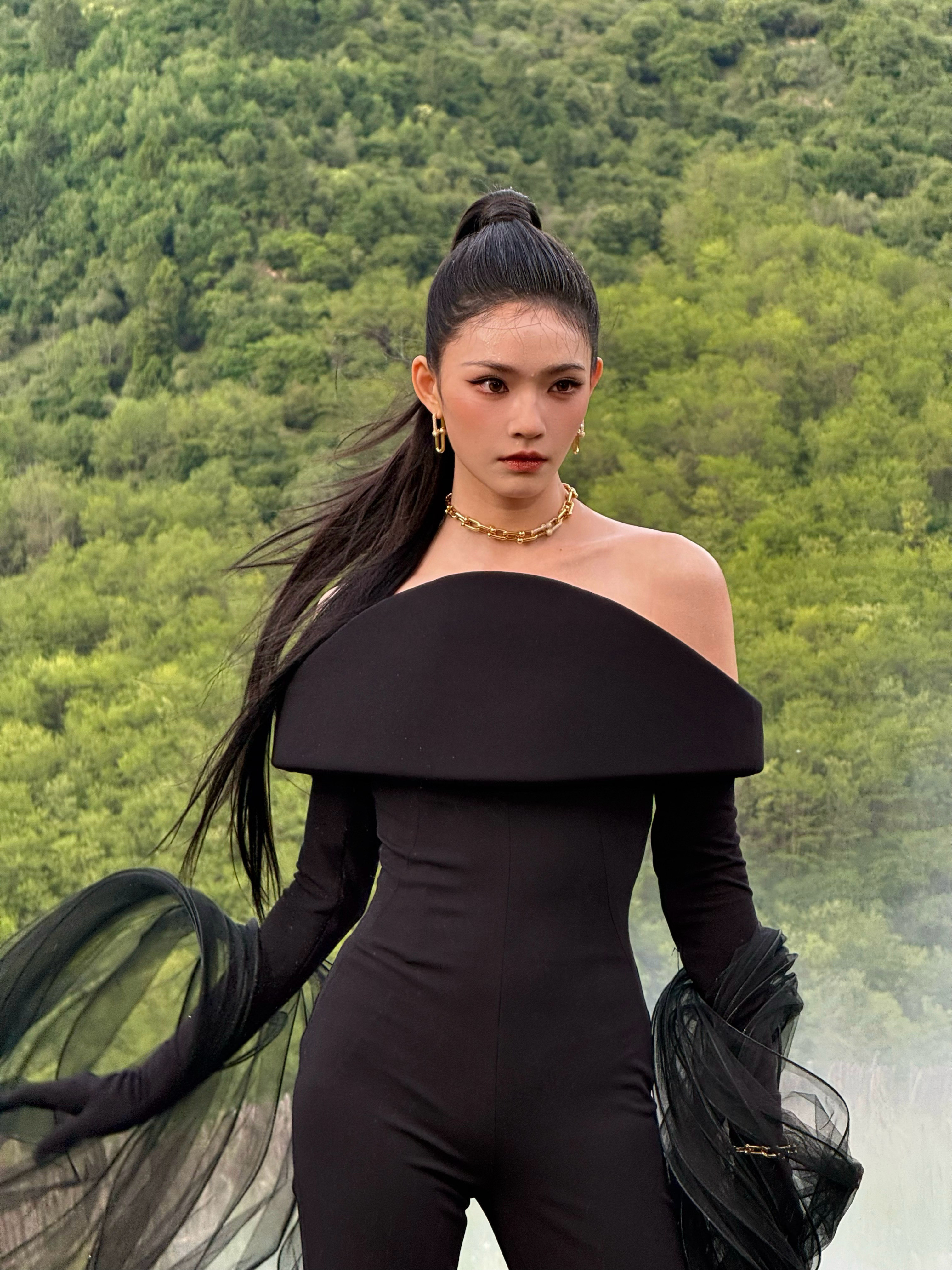 林允被纱糊脸的临场发挥山野VOGUE红毯氛围感拉满！轻纱意外糊脸，林允丝毫不慌乱