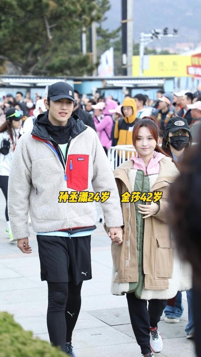 4月9日，金莎与孙丞潇官宣领证，同步晒出红底结婚照，配文“介绍一下我的老公/老婆