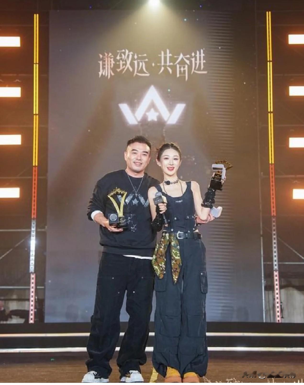 薇娅从实体到直播再到技术，每次都能跟上节奏，真的很厉害。老天给饭吃，既给了美貌又