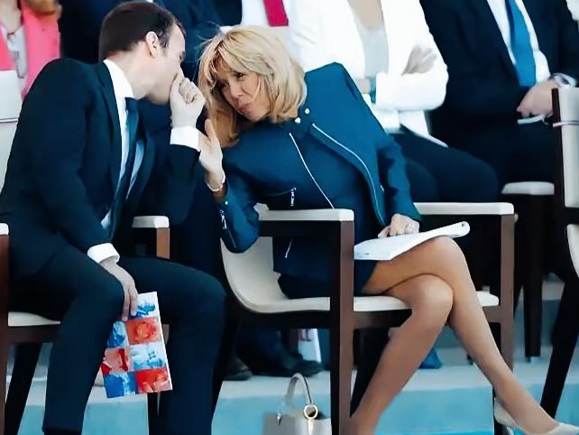 马克龙和妻子布丽吉特这是在交流什么呢？这是在说什么悄悄话呢？马克龙还用手挡着