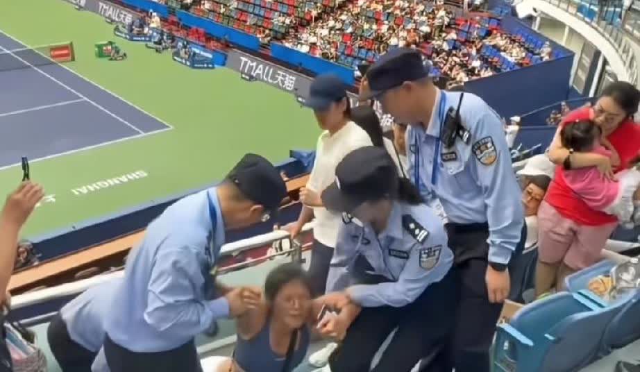 呼和浩特利乐包装公司经理的老婆，谢某某，在上海网球大师赛现场，大声连续喧哗，影响