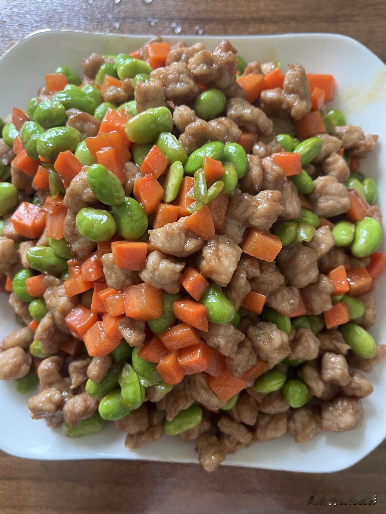 好友们晚上好！周日快乐，晚餐香香！今天的晚餐：胡萝卜青豆炒肉丁五香花生红薯