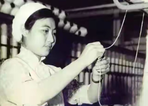 1977年，吴桂贤主动辞去职务，回到西北国棉厂继续当工人。可就在回到陕西的当晚，