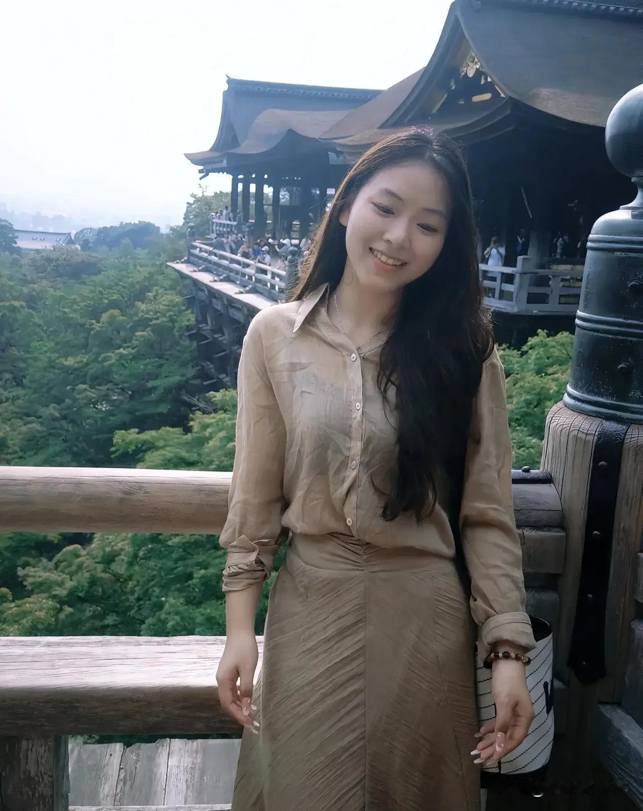 山顶的风，只为勇敢者停留！她卸下高跟鞋，换上登山鞋，每一步都踏碎质疑