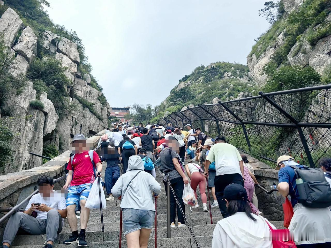 泰山历史文化深厚，景色其实不错，我旅游泰山的照片是越看越喜欢，越看越好看，不愧为