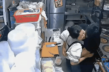 在厨房偷食，这可不合适！