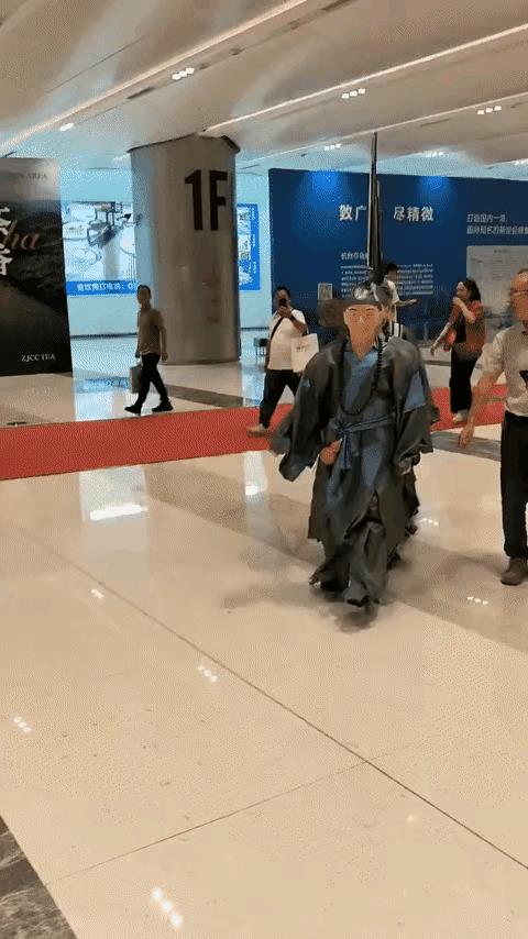 这装扮是不是更适合卖酒啊。