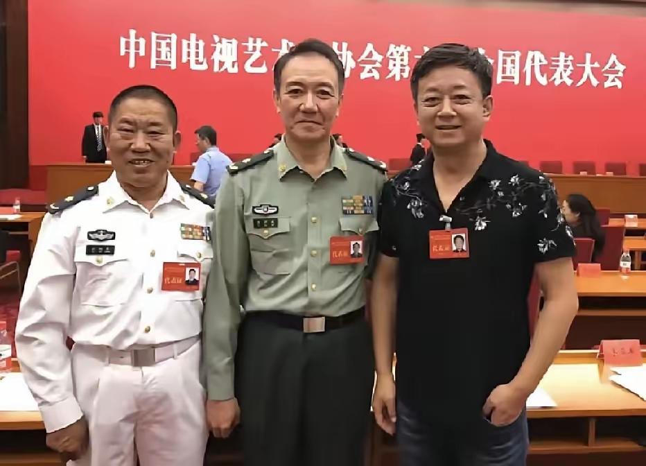 左一杜旭东，右一朱军最中间这位老戏骨是谁？他是国家一级演员，要演技有演技，要