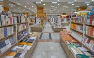 我一直以为，新华书店就是个靠卖书勉强维持的老国企。 毕竟每次去，都是蹭空调、