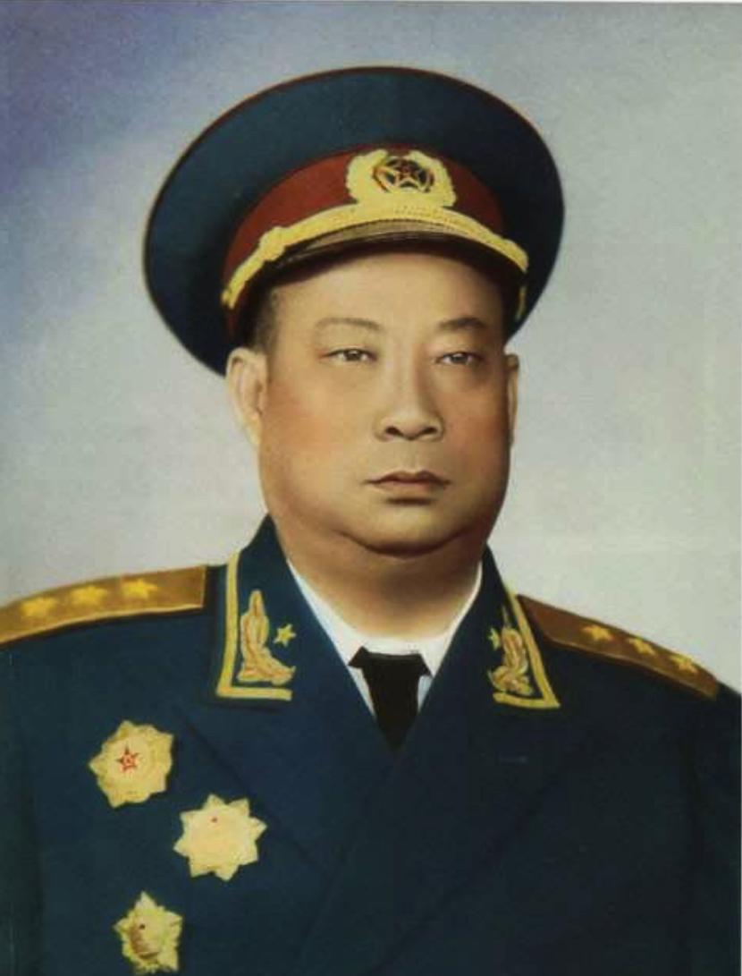 1942年，贺炳炎在新婚夜，愣坐在床边。新娘姜平忍不住哭了：