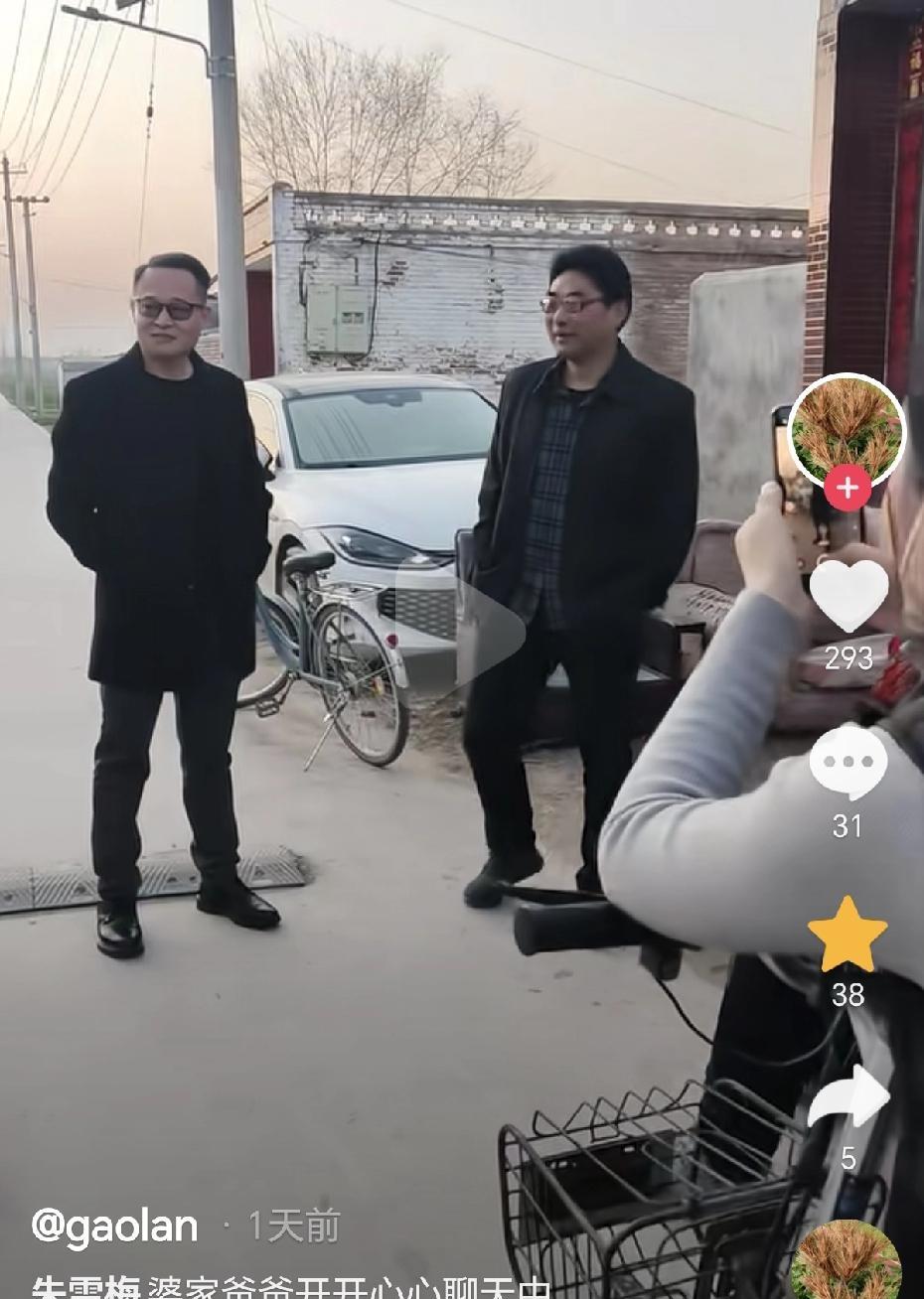 大衣哥女儿结婚，新郎父亲却被村民围着“专访”，镜头恨不得怼脸上。大家七嘴八舌，