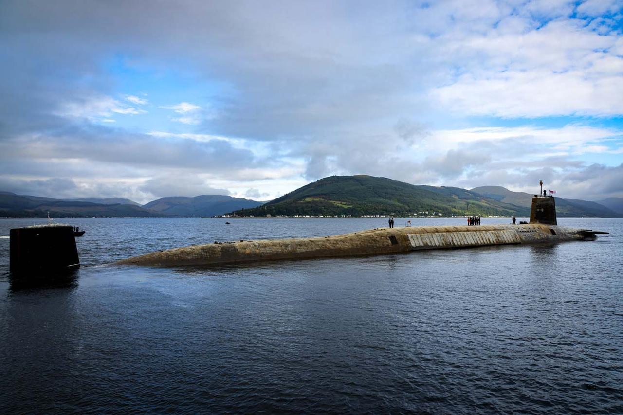 这是一艘英国“前卫”级战略核潜艇在海上部署195天后返回港口的状态：腐蚀、海洋生