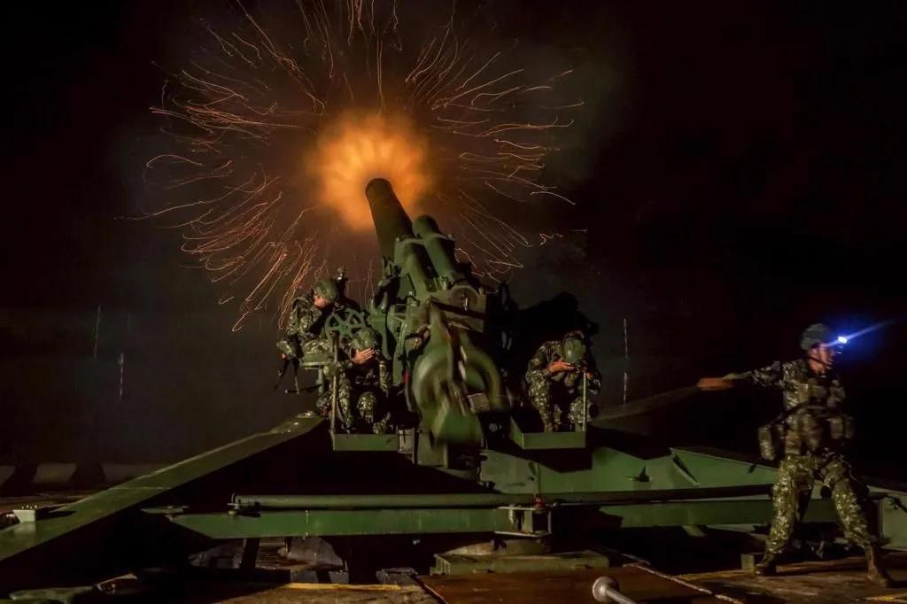 蛙军金防部在“汉光41”演戏中，将M1型240毫米榴弹炮拉出来进行实弹射击。这张