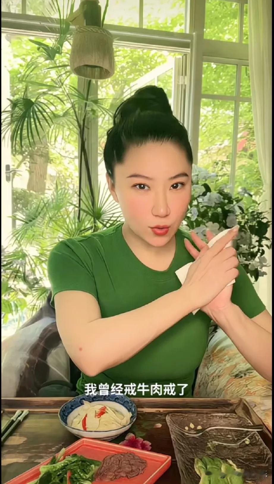 coco说她戒牛肉15年了，因为谢贤是属牛的，好像不能吃自己的属相。coco