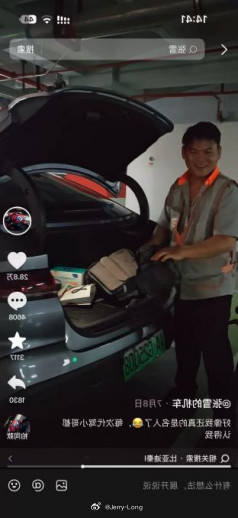 异国偶遇！机车创始人张雪点赞比亚迪出海机车品牌创始人张雪，在匈牙利布达佩斯机场候