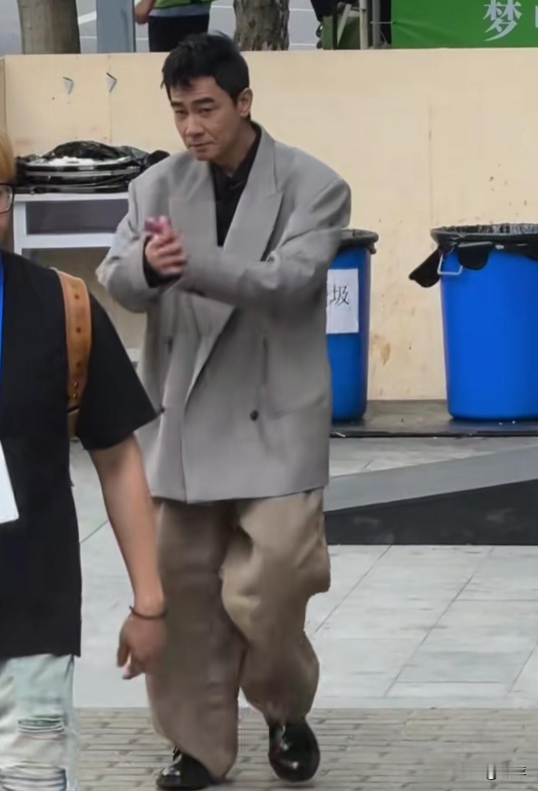 陈小春这一身西装是不是有点大了！