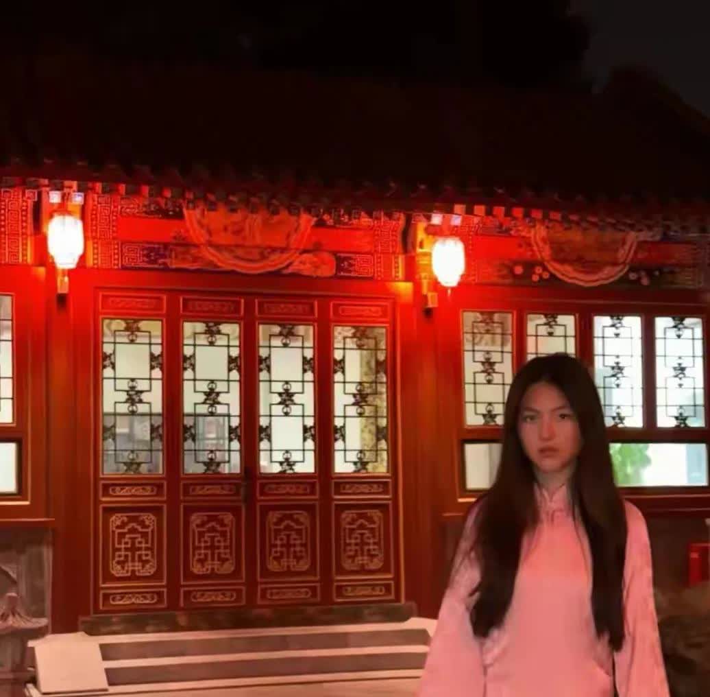 王诗龄，太瘆人了。回到北京的王诗龄李湘，迫不及待的晒自家大院子。