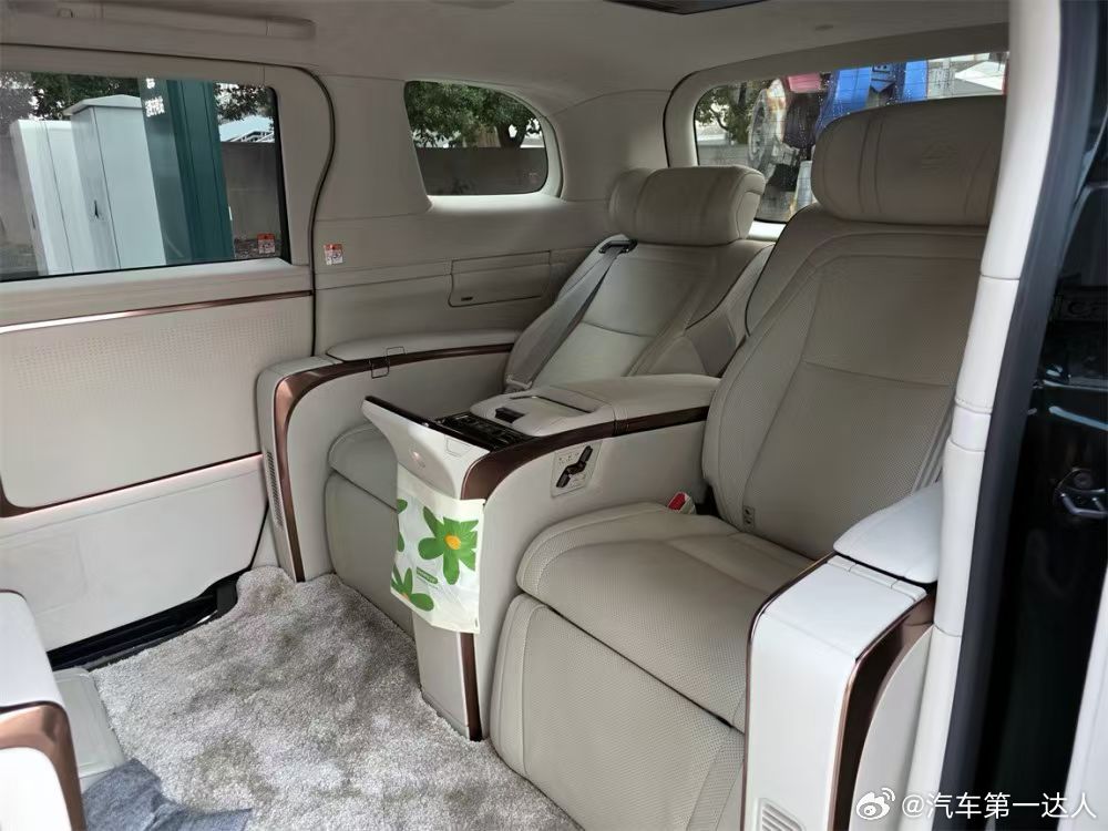 人生下半场，拼的是从容与私密。25年上牌、仅3900公里的雷克萨斯LM500h四