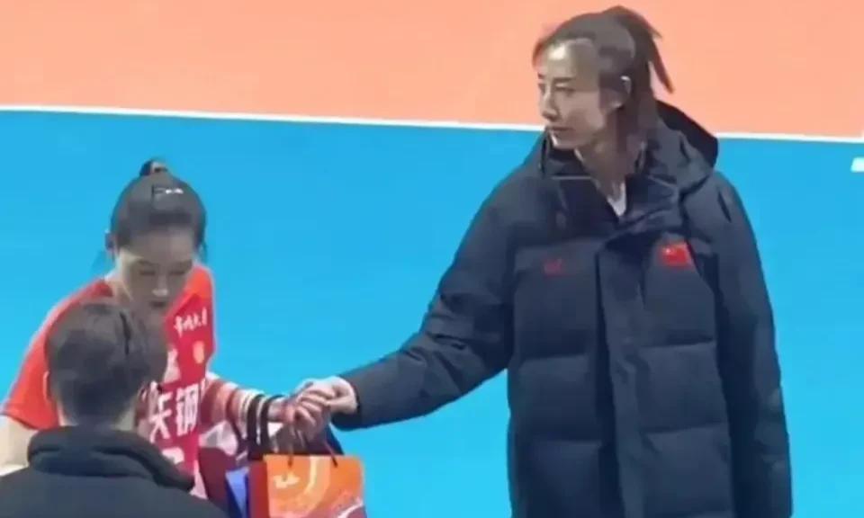 【天津电视台的比赛直播，比央视做得好】在很多朋友议论女排世联赛是否直播的时候，