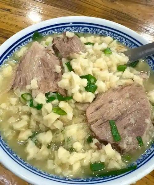 为什么羊肉泡馍好吃又顶饱，却始终无法走出西安？ 你看同在西北的兰州拉面几万家