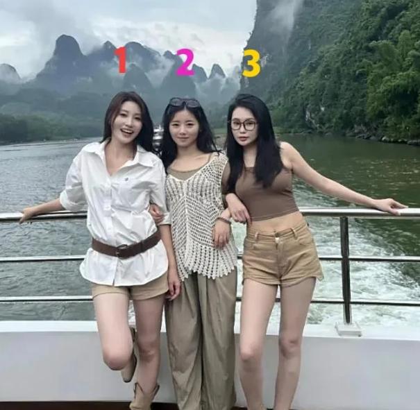 我敢打赌，90%的男人都是选戴眼镜那个，不接受反驳！说白了，男人的审美里藏着