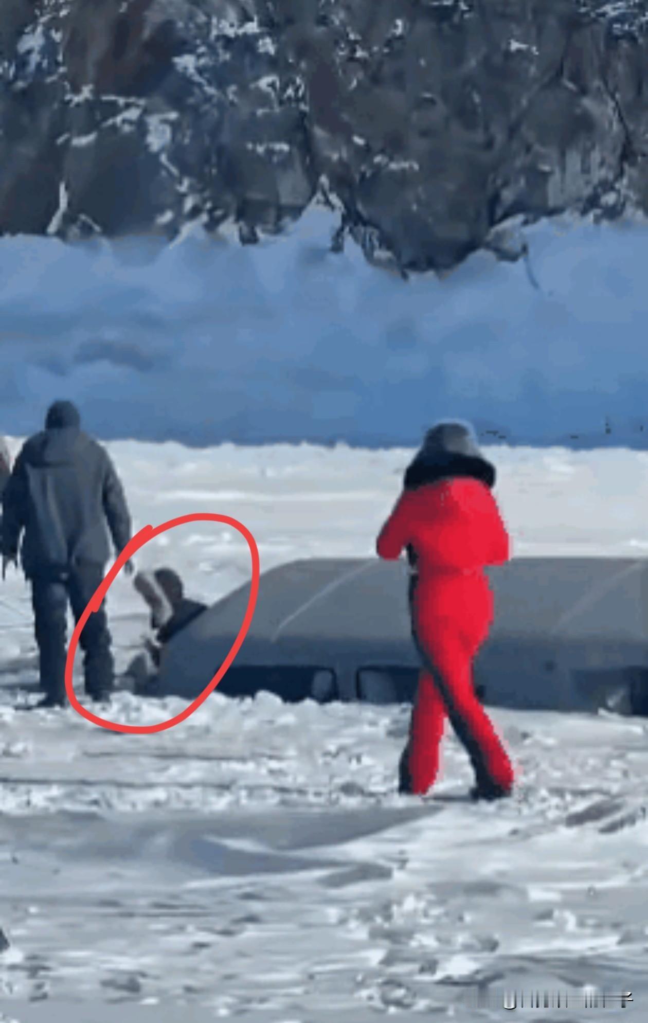 贝加尔湖救援现场，真的越看越惋惜！车子卡在冰面上，明明给了一线逃生的时间，