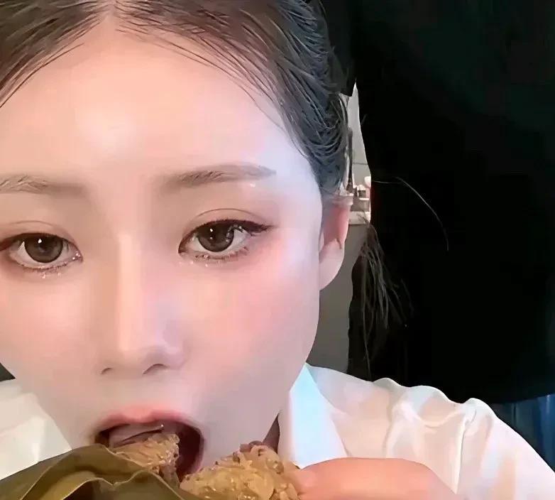 马筱梅直播卖粽子这波操作属实实在！为了带货，她一口气连吃6个粽子，吃完汪小菲问她