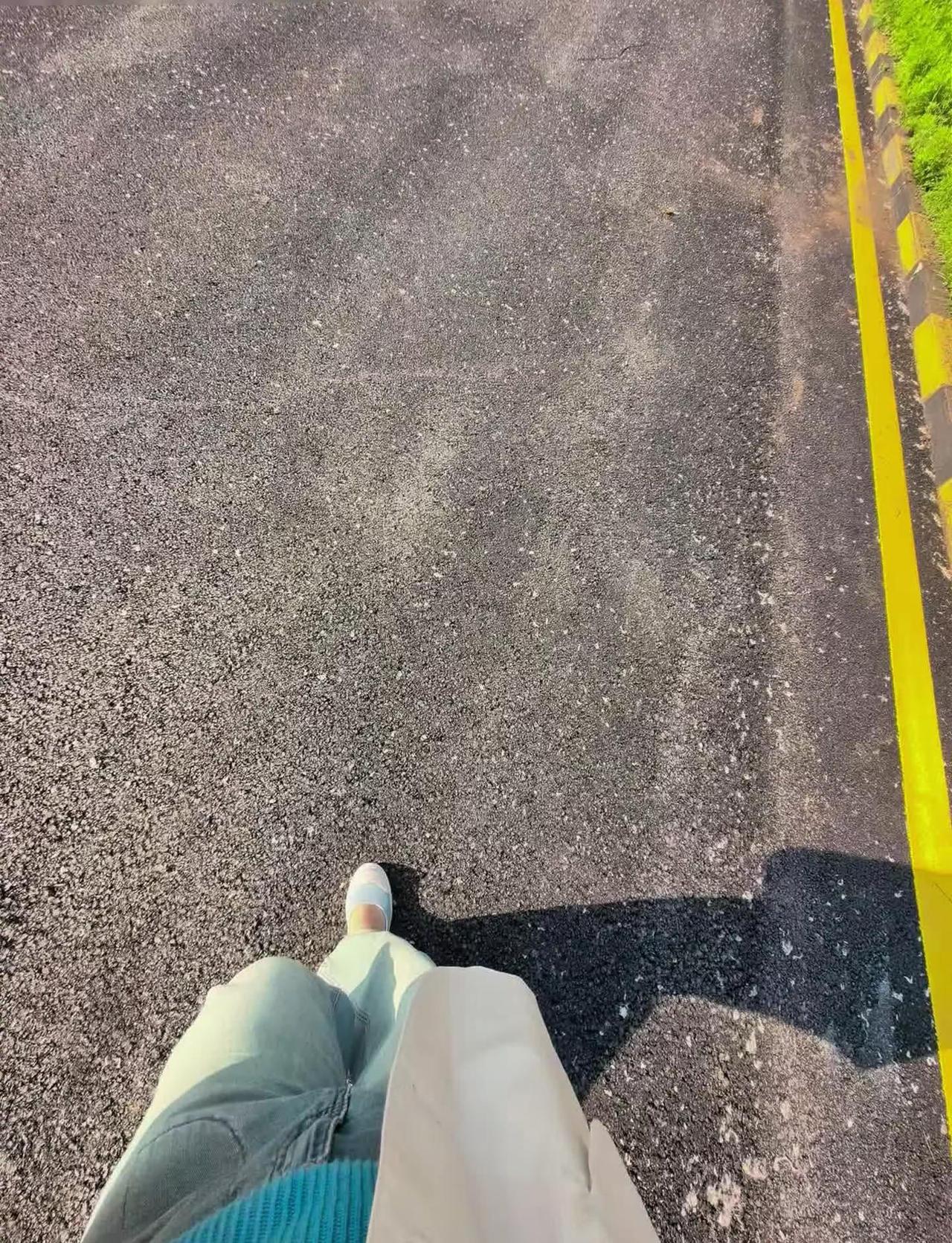 43岁的陈女士第一次穿上买了好几年的复古牛仔玛丽珍小皮鞋坐在回家的公交车上