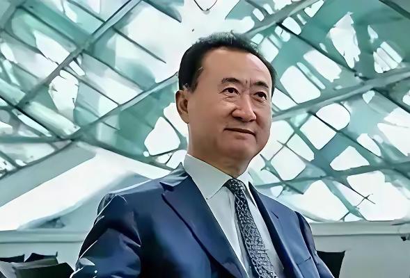 王健林奔波偿债与王思聪接班之困71岁的王健林现身新疆考察，虽精神尚可，却难掩