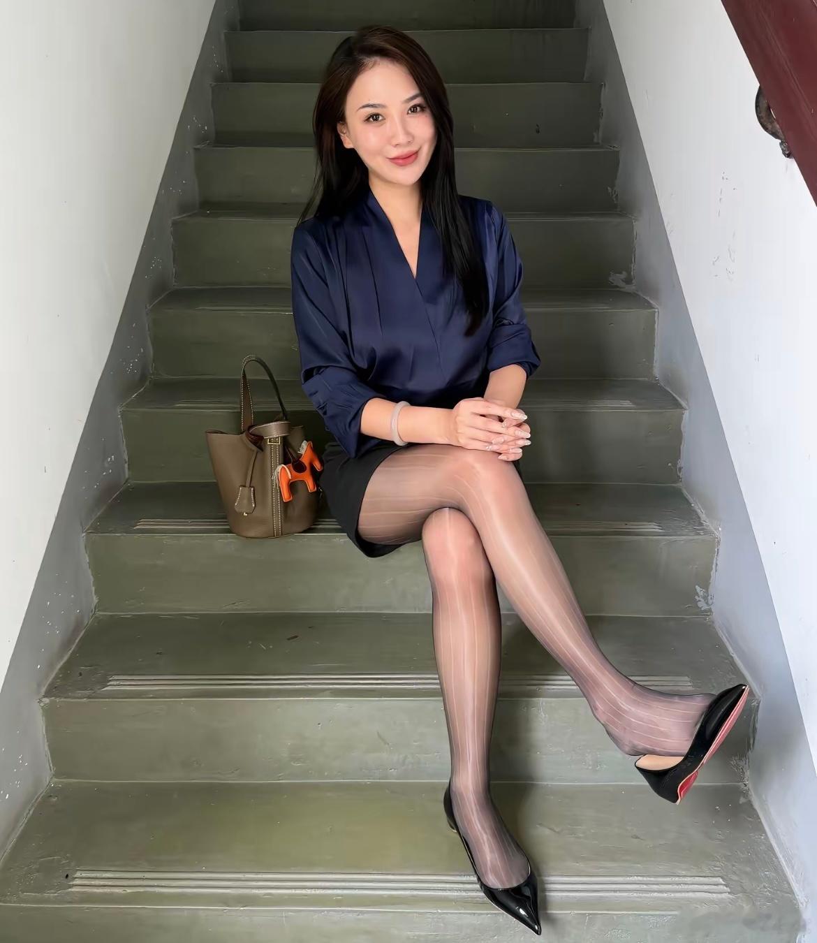 楼梯间黑丝阿姨