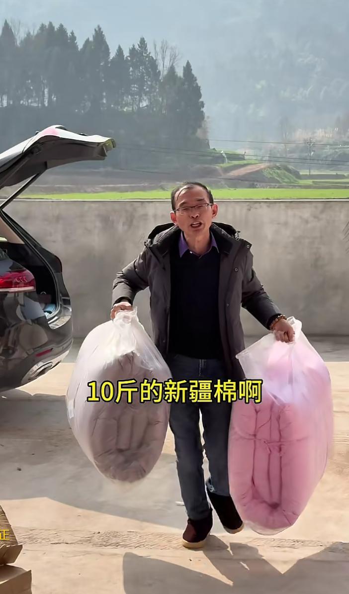 谢岳带着新妻子回老家过年了，收拾收拾家里，谢浩男以及两个大女儿应该也会回来，前妻