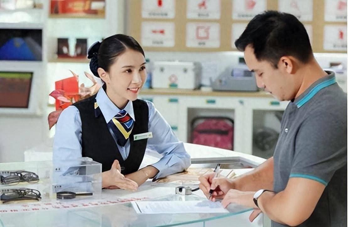 多少存款才可以让你躺平呢？假设一下，10万：年利息950元；30万：年利息285