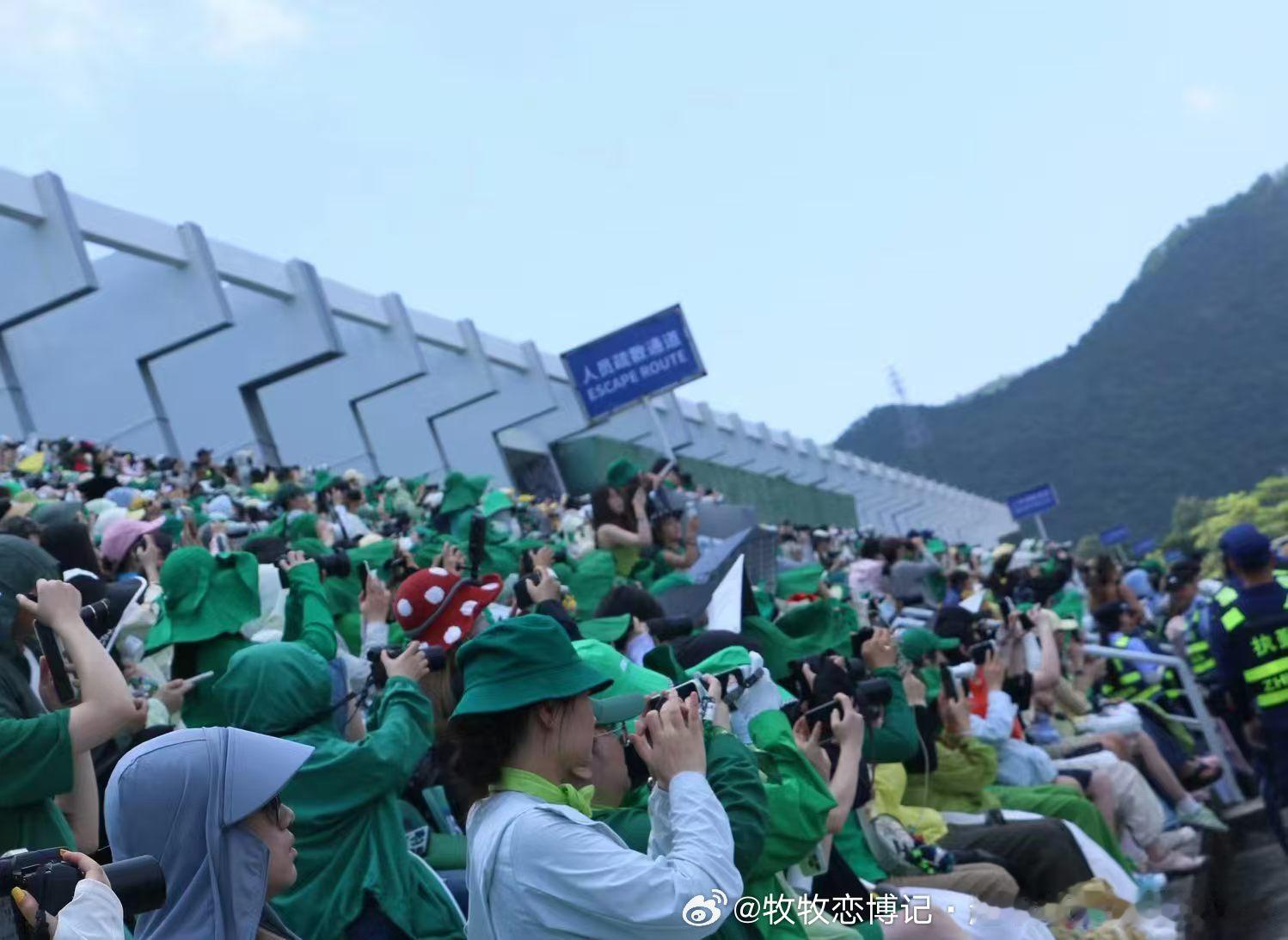 被偏爱的当然有恃无恐，被全世界认可的感觉感谢王一博先生对我们摩托姐姐明目张胆的
