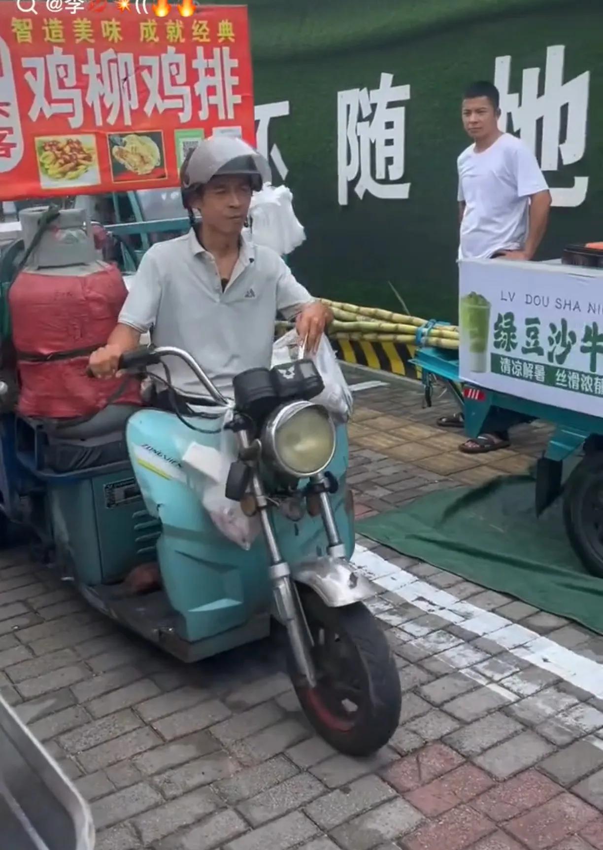 鸡排哥一出场，环卫工人全军出击！每天下午的第五中学附近异常热闹，鸡排哥出摊之前