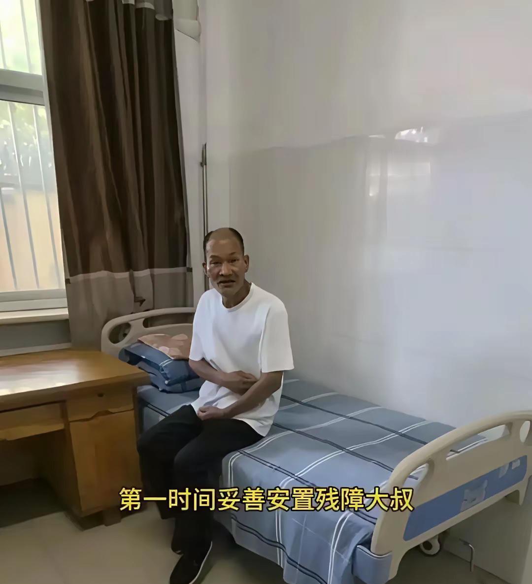 扛水泥大叔的家人找到了，妹妹打算接他回家，他与家人已失联25年。河北保定有位大