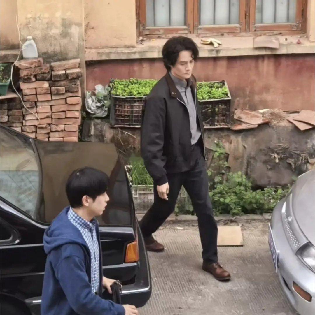 网友在莆田偶遇王凯拍戏，他的卷发造型格外吸睛，真人看着年轻又帅气，浑身散发着独特