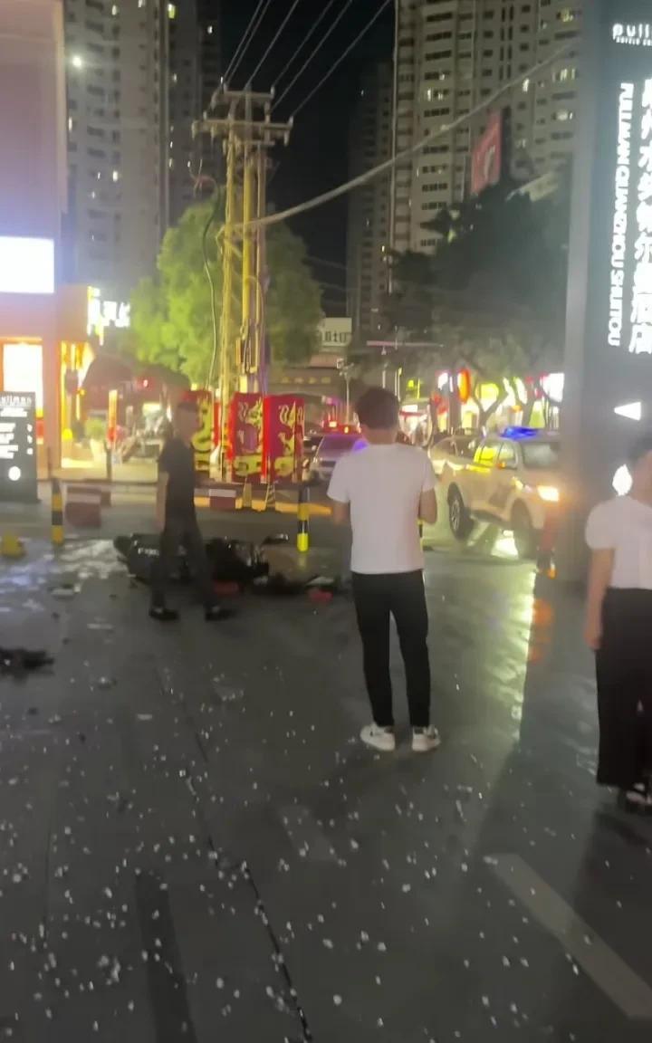 曾经的商业大佬现在也落魄了。6月19日，福建泉州，黄老板酒驾闯红灯，撞到了人，被