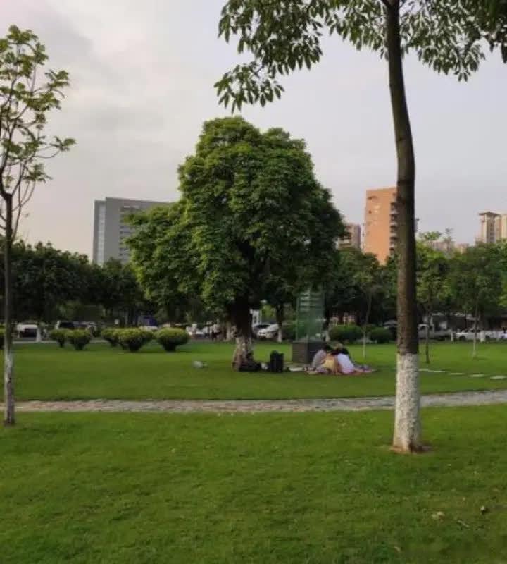 当年，刘德华宴请好友却没带钱，他给郭富城打电话说：兄弟，快过来帮我买下单，来晚了