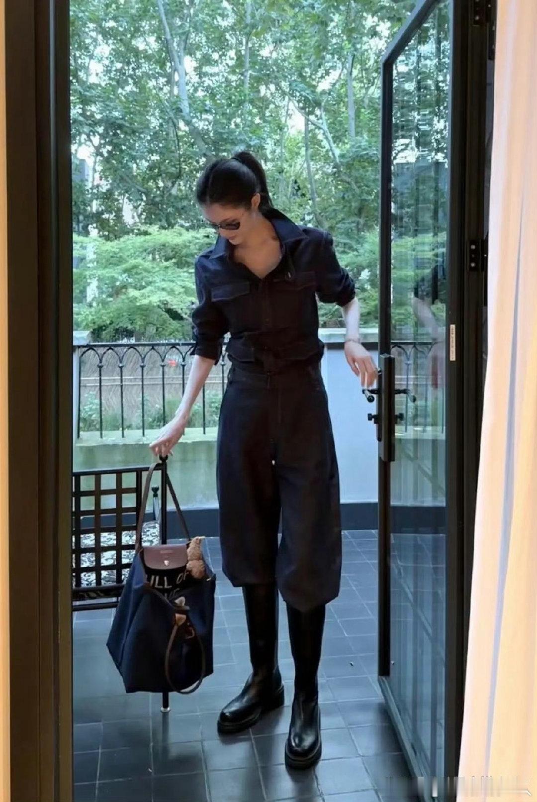 何穗陈伟霆带娃被偶遇，何穗状态美得发光。三套私服全是“露肤也高级”的模板。当妈后，舒服和高级从来不冲