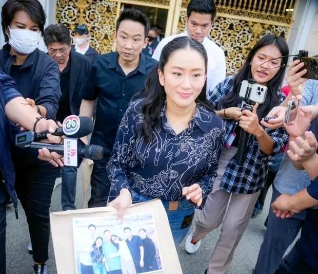 这照片不是P的吧？翻到一张照片，看介绍是元旦前佩通坦探望他信时的合照。他信剃