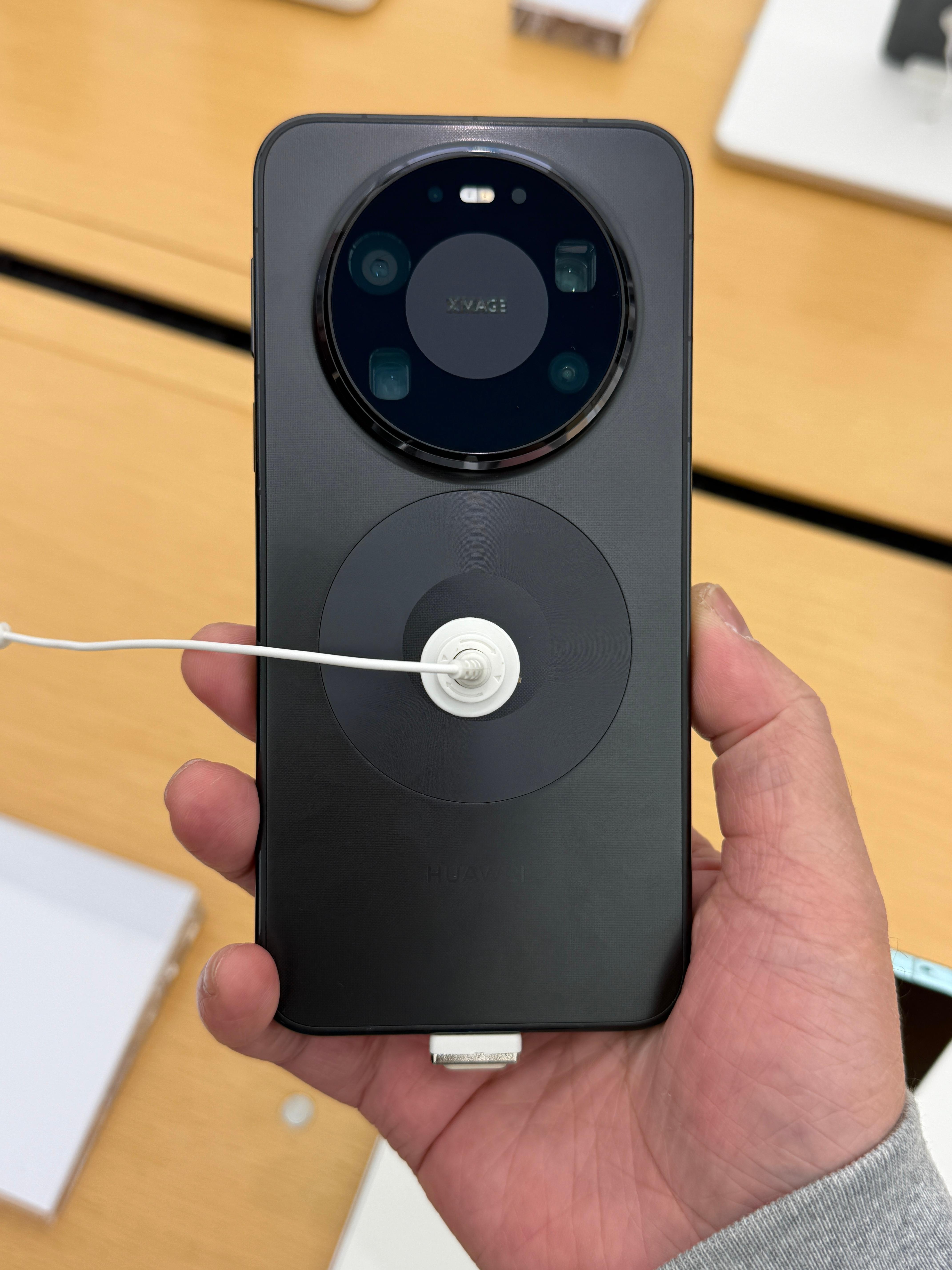 Mate80ProMax四个颜色我个人炫的话会是银色，其次是青色，黑色的话背部