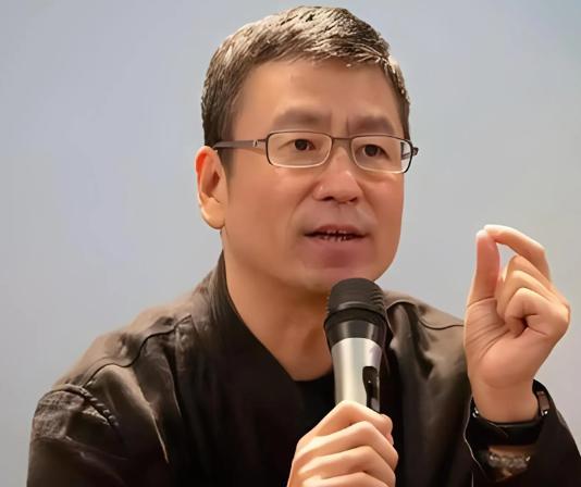 专家王一鸣表示月收入3000元就属于中等收入，主持人白岩松疑问，如果月收入300