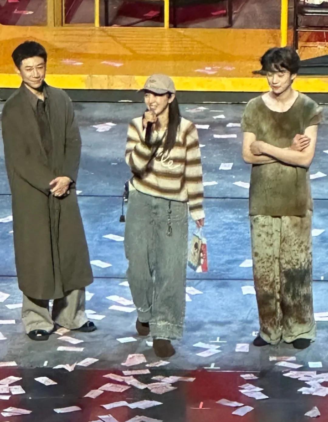董璇现身北大，因为张维伊和金靖在北大演话剧，她特地来捧场！她戴着棒球帽，穿着条